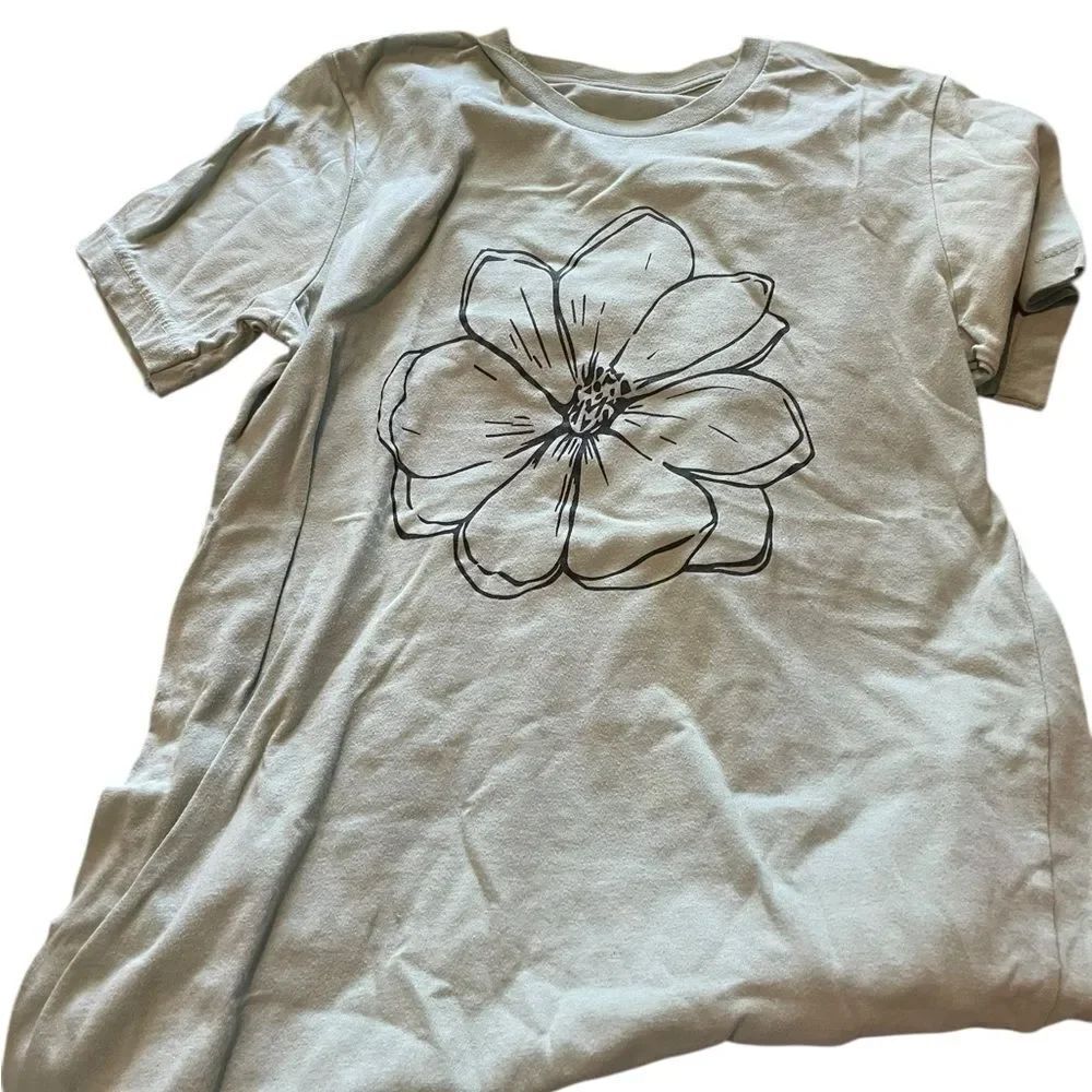 Bella Camvas size small Floral Graphic Tee in Soft Sage